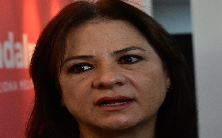 La hoja de invierno cae del árbol