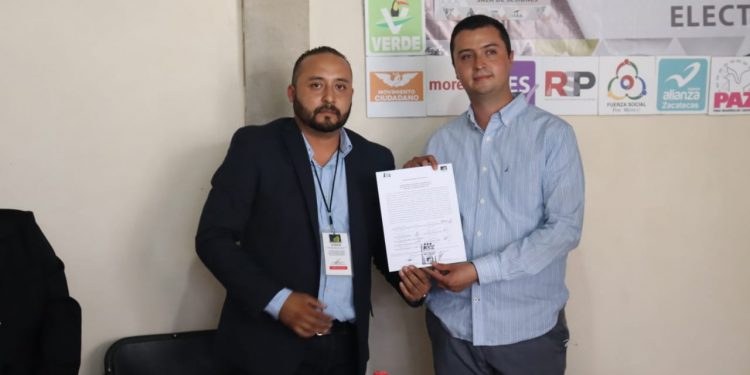 FXM recibe constancia como ganador del municipio de Enrique Estrada